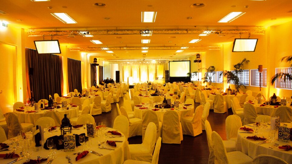 View of a festively decorated event hall for a gala dinner. | © MCG