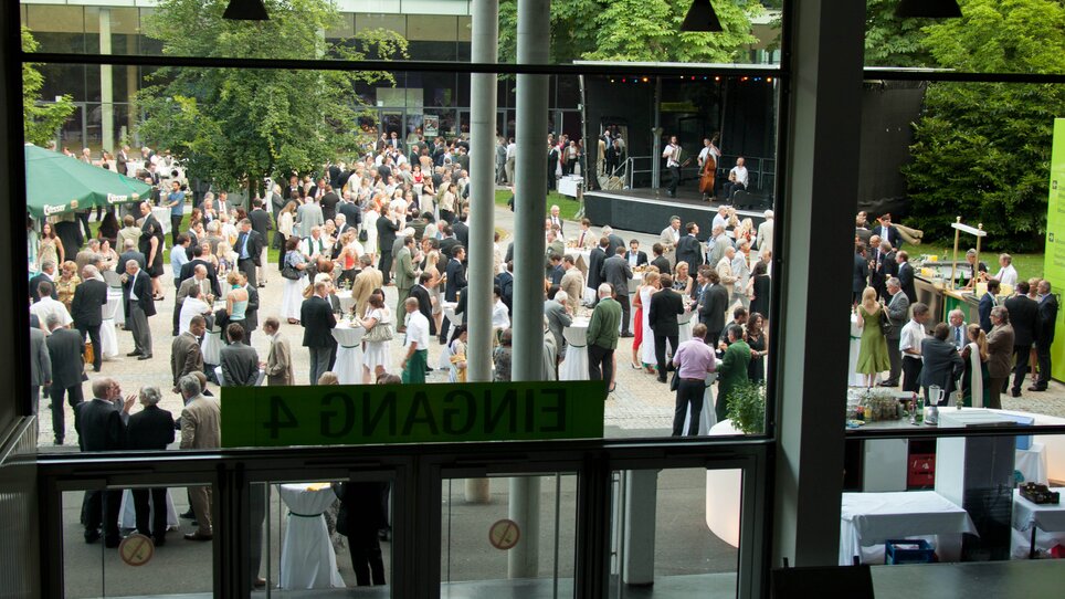 Business guests at a networking event at the park of Messecongress. | © MCG - Martin Wiesner