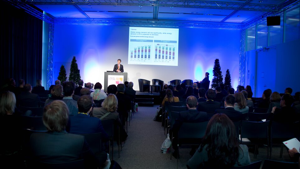 Attendees follow a presentation on economic trends at a conference. | © MCG - Martin Wiesner
