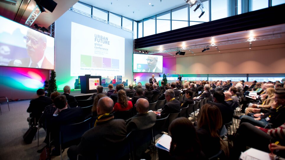 Participants at the Urban Future Conference in Graz, modern architecture, networking event in a conference hall. | © MCG - Martin Wiesner