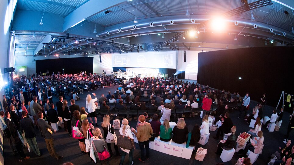 Crowd of attendees at a conference event. | © MCG - Martin Wiesner
