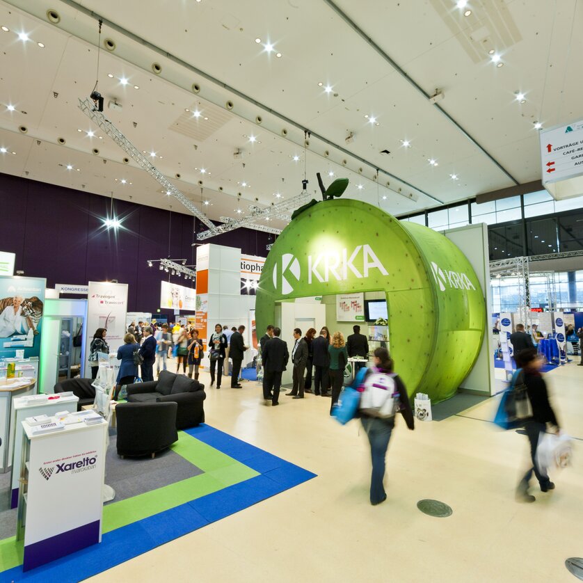 Attendees at a trade fair in Graz, networking and conducting business discussions. | © Krug, mcg
