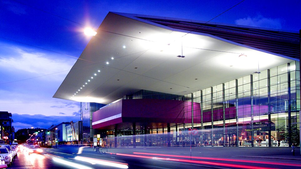 The exhibition center at night, a key venue for conferences. | © MCG - Werner Krug