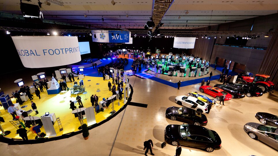 Exhibition center with cars and booths during a conference. | © MCG - Martin Wiesner