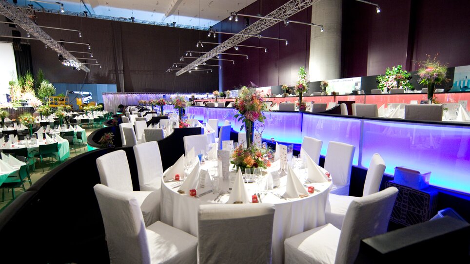 Elegant Conference Setup with Flowers | © MCG - Martin Wiesner