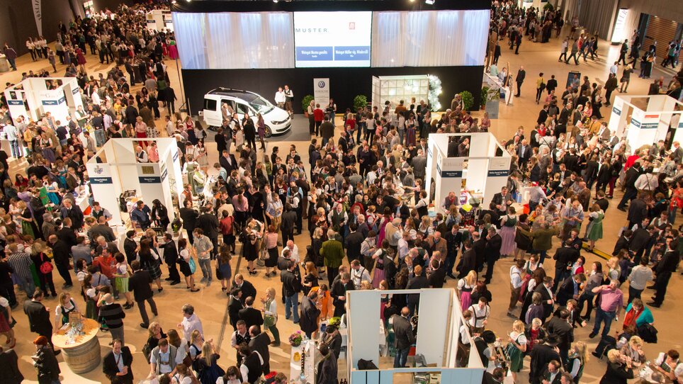 Busy event featuring booths and networking opportunities. | © MCG - Martin Wiesner