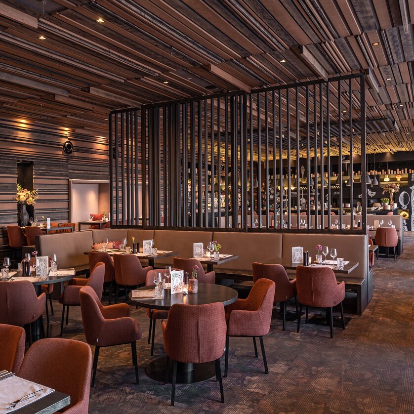 Ein elegantes Restaurantdesign mit gemütlichen Tischen und modernen Elementen. | © Aiola im Schloss