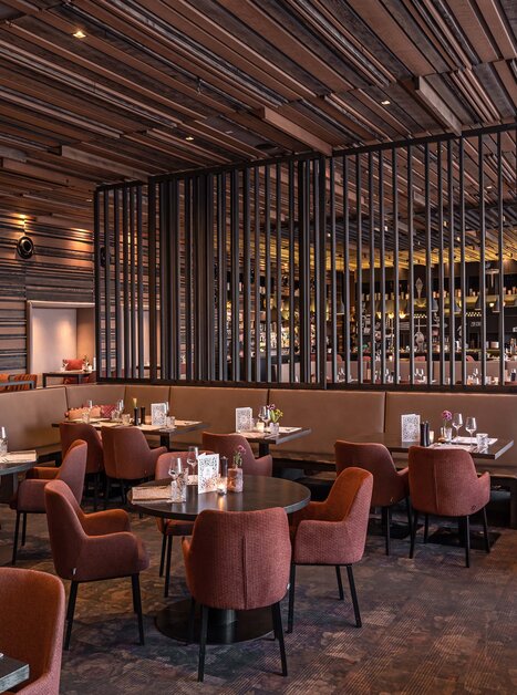 Un design di ristorante elegante con tavoli accoglienti ed elementi moderni. | © Aiola im Schloss