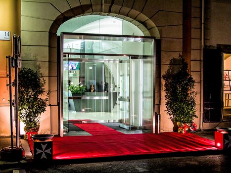 Die alte Universität Graz mit rotem Teppich und eleganten Pflanzen. | © Bernhard Wenghofer