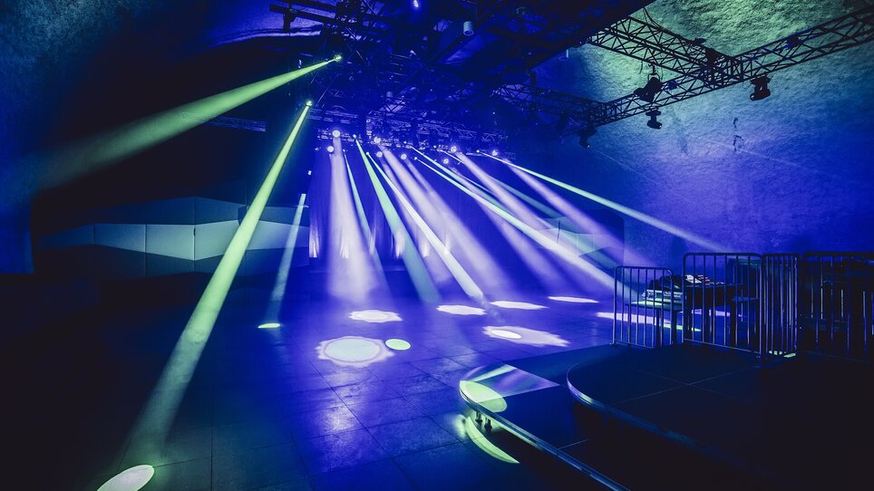 Das Bild zeigt die Eventlocation Dom im Berg mit eindrucksvoller Beleuchtung und flexibler Raumnutzung. | © Lupi Spuma