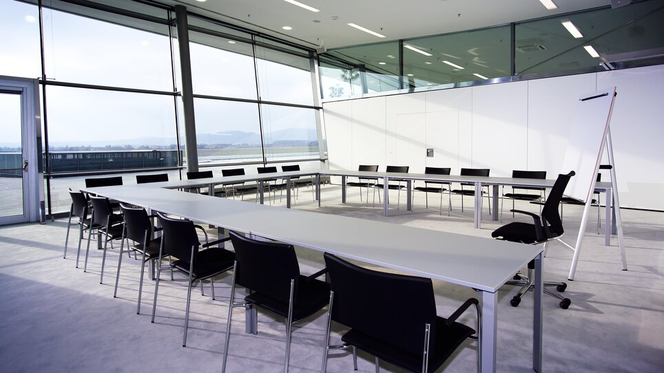 Bright conference room with large windows and flexible furnishings. | © Flughafen Graz