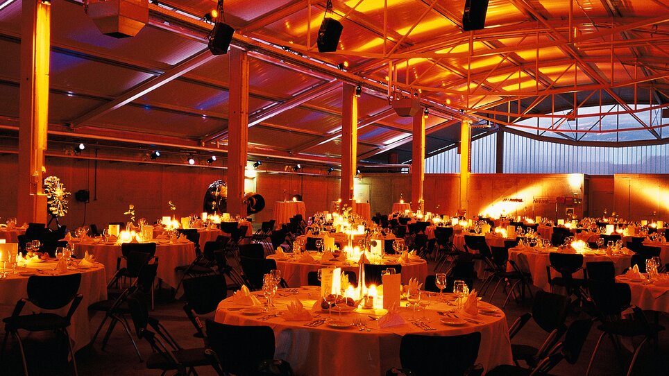 Modern event space with stylish tables and soft lighting. | © Flughafen Graz