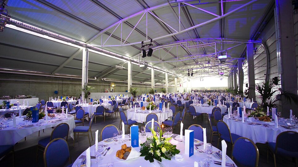 Modern event space with tables and decorated candles. | © Flughafen Graz
