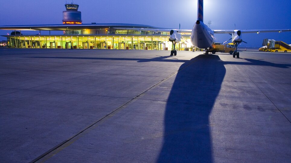 An aircraft at Graz Airport during twilight. | © Flughafen Graz