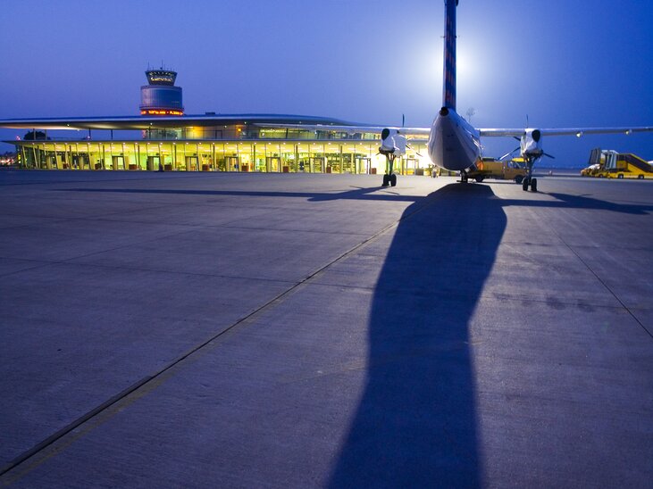 Un aeroplano all'aeroporto di Graz durante il crepuscolo. | © Flughafen Graz