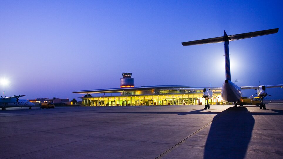 Der Flughafen Graz bei Dämmerung mit modernen Linien und Beleuchtung. | © Flughafen Graz - Krug