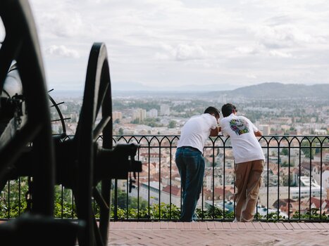 Zwei Männer lehnen sich über ein Geländer mit Blick auf Graz. | © Sebastian Reiser
