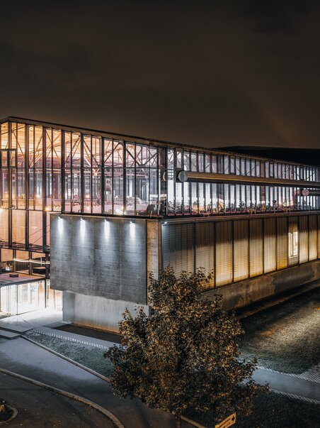 The front of Helmut List Halle at night. | © Stefan Leitner