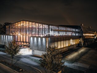 La Helmut List Halle di Graz di notte, perfetta per conferenze ed eventi. | © Stefan Leitner