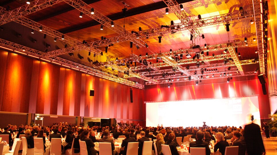 Einblick in eine große, stilvolle Veranstaltung mit eleganten Sitzplätzen und moderner Beleuchtung. | © Helmut List Halle