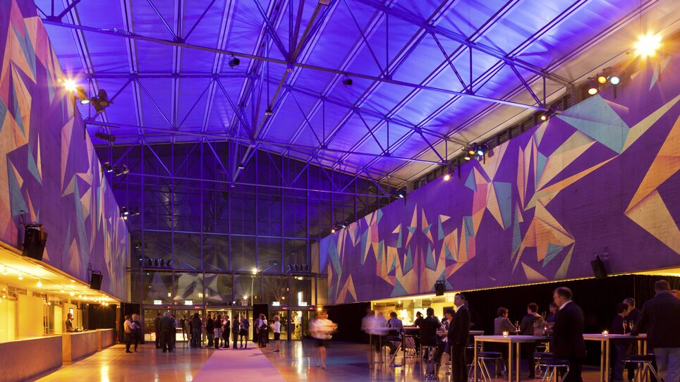 Helle, großzügige Halle mit modernem Design für Konferenzen und Events. | © Helmut List Halle - Sebastian Reiser