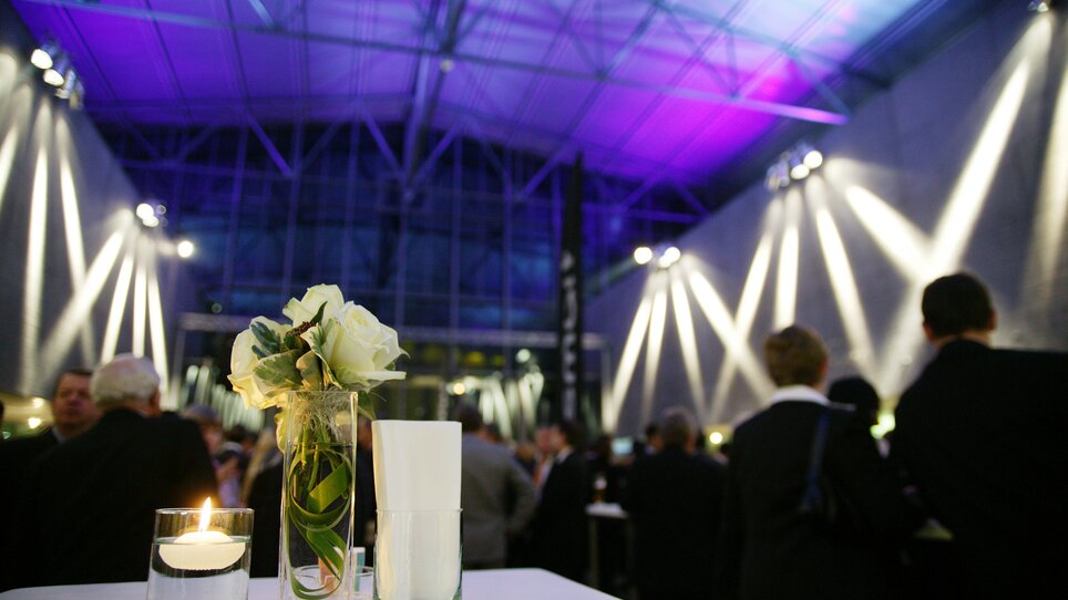 Die Helmut List Halle bei einer geschäftlichen Veranstaltung mit stilvoller Dekoration. | © Helmut List Halle