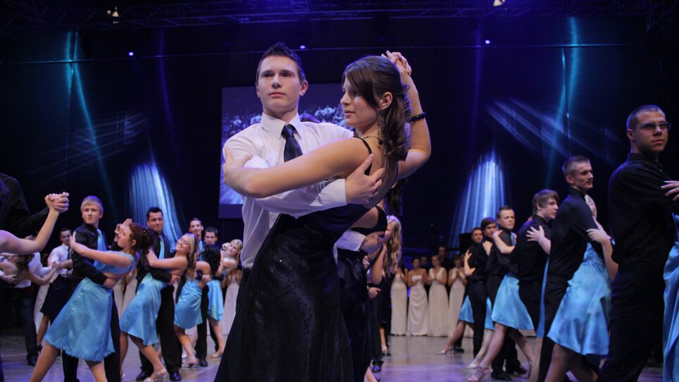 Paare tanzen in eleganter Kleidung bei einer Tanzveranstaltung. | © Helmut List Halle