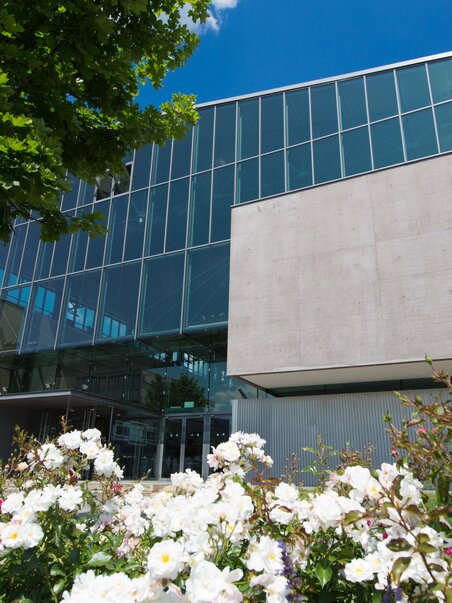 The Helmut List Halle in Graz, a modern event venue featuring a large glass facade. | © Graz Tourismus - Harry Schiffer