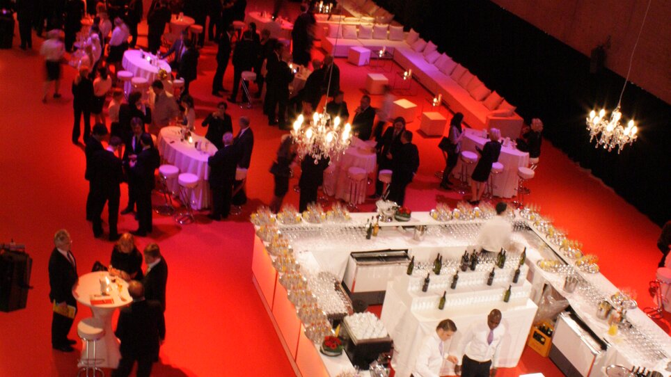 Einblick in ein geschäftliches Networking-Event mit edler Ausstattung und rotem Teppich. | © Helmut List Halle