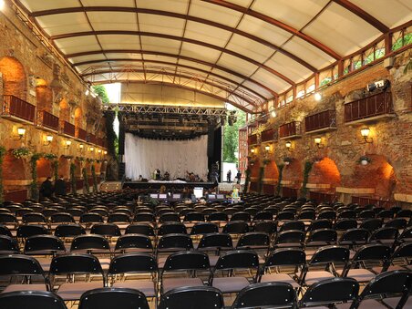 Blick auf den Innenbereich der Kasematten mit leeren Stühlen. | © Grazer Spielstätten - Palme Peter