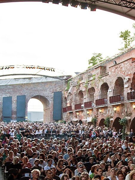 Große Menschenmenge in den Kasematten, ideal für Events. | © Spielstätten - Palme Peter