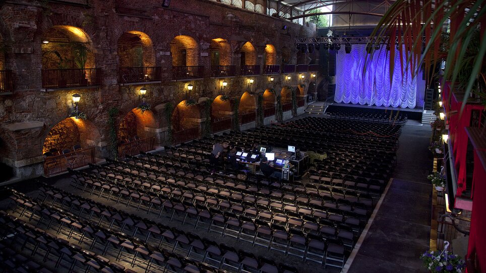 Innenansicht der Kasematten: variable Bestuhlung, Bühne und technische Infrastruktur. | © Grazer Spielstätten - Palme Peter