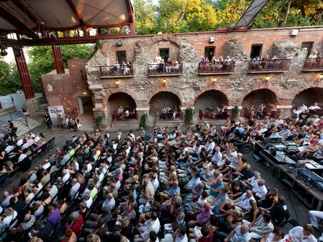 View of the audience at an event in the Kasematten Graz. | © Graz Tourismus - Harry Schiffer
