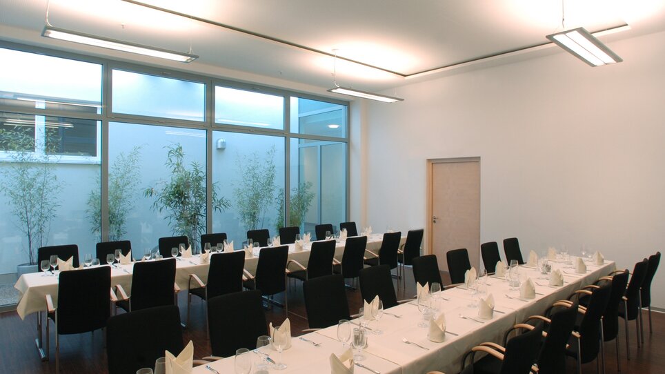 Elegant conference room in Graz with modern facilities and ample lighting. | © Markus Kaiser, Graz