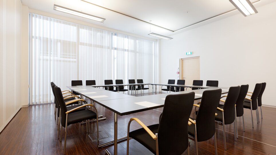 Bright conference room with chairs and table for meetings. | © Markus Kaiser, Graz