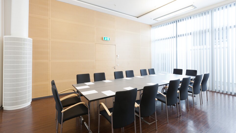 Spacious, bright conference room with modern furnishings. | © Markus Kaiser, Graz