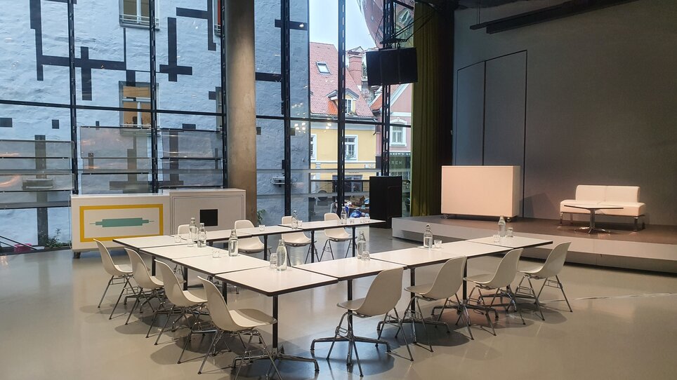 Light-filled conference room with flexible seating. | © UMJ - Kermann
