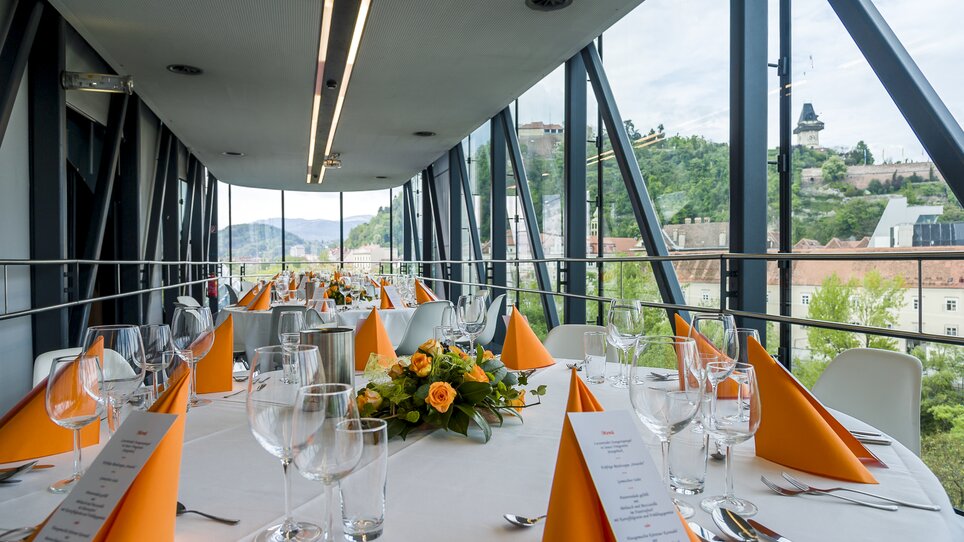 Elegant meeting venue with view of Graz and Graz Clock Tower. | © UMJ - N. Lackner