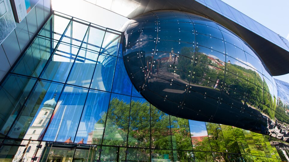 Reflective Kunsthaus in Graz showcasing contemporary design and surroundings. | © Graz Tourismus - Harry Schiffer