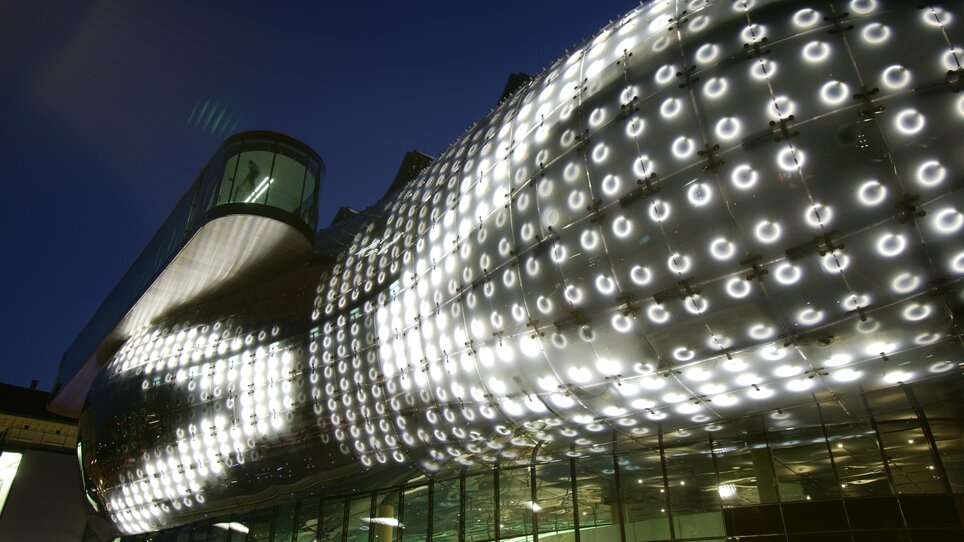 Futuristic facade of Kunsthaus. | © Graz Tourismus - Harry Schiffer