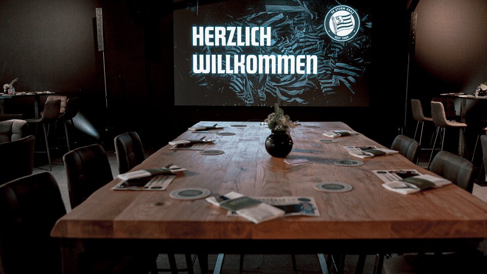 The SportsBar - Das Eggenberg, an inviting venue with a large table, ideal for conferences. | © Sebastian Atzler