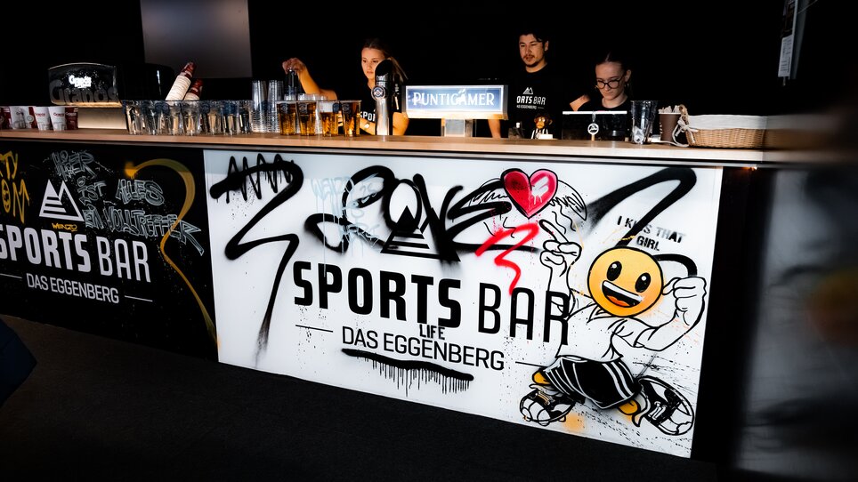 The SportsBar - Das Eggenberg at LONGIN GRAWE KLUB 1909, featuring staff and graffiti design. | © Sebastian Atzler