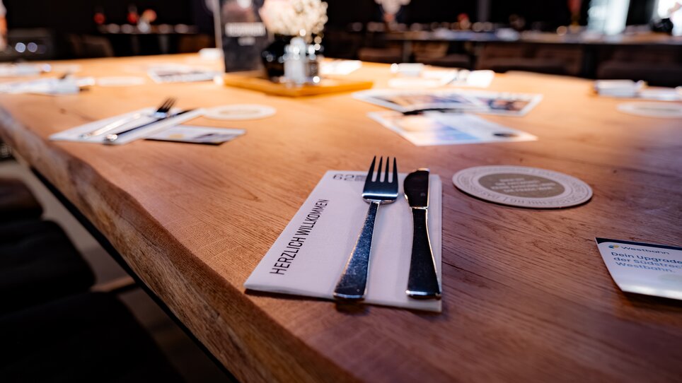 A table set up in Die SportsBar - Das Eggenberg for a conference. | © Sebastian Atzler
