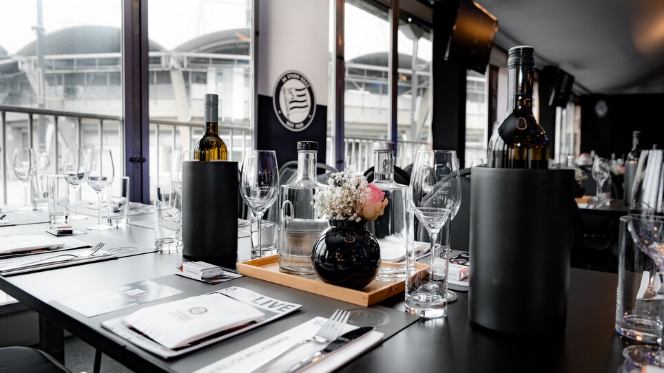 Elegant table arrangement at LONGIN GRAWE CLUB 1909 for business meetings. | © Sebastian Atzler