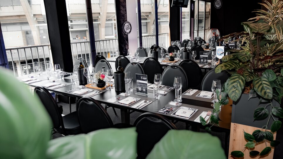Interior of LONGIN GRAWE CLUB 1909 with set tables for business meetings. | © Sebastian Atzler