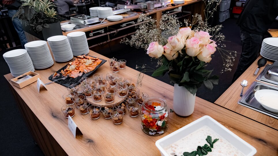 Various food and drinks displayed on a buffet at LONGIN GRAWE CLUB 1909. | © Sebastian Atzler