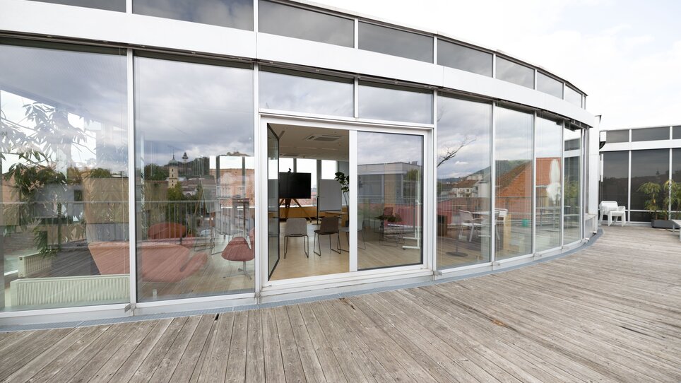 Moderne Meetinglocation im Level 4 mit großen Fensterfronten, flexibler Anordnung und zeitgemäßer Ausstattung für Geschäftsevents. | © Level 4