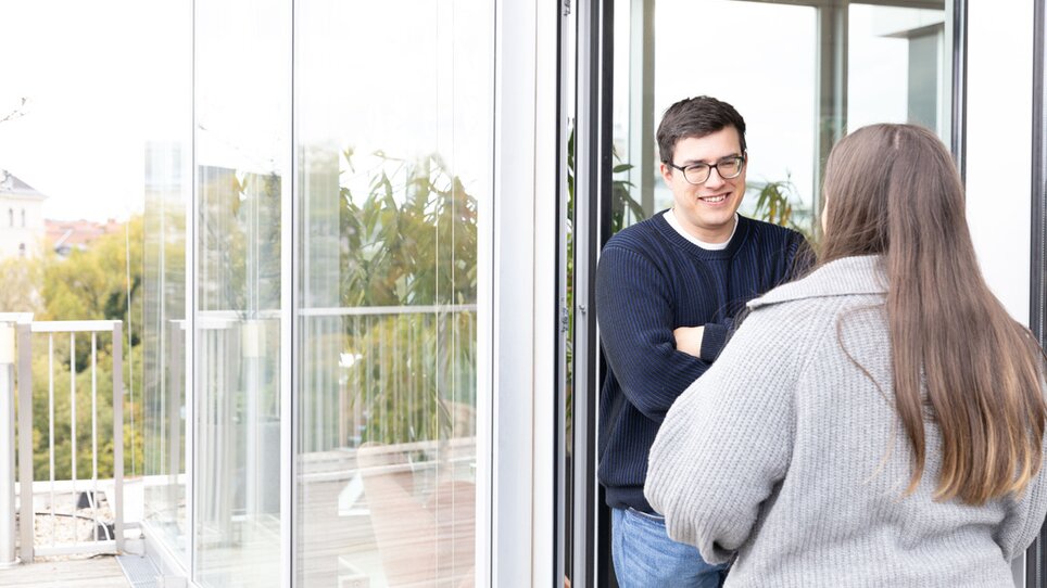 Zwei Personen stehen auf der Dachterrasse des Level 4 Seminarraums und unterhalten sich.  | © Level 4