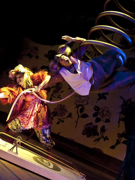 Ein kreatives Theaterstück wird aufgeführt. Die Schauspieler sind lebhaft, in bunter Kostümierung und agieren in einer dynamischen Szene. Next Liberty bietet eine inspirierende Atmosphäre für kreative Veranstaltungen. | © Lupi Spuma