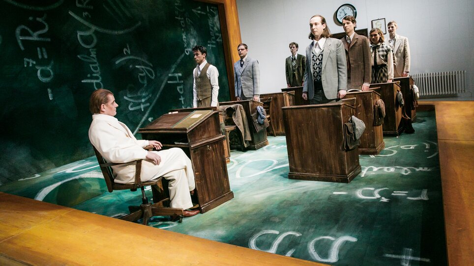 Im Next Liberty sind Schreibtische in klassischer Anordnung. Der Raum hat eine akademische Atmosphäre mit mathematischen Gleichungen an der Wand. | © Lupi Spuma